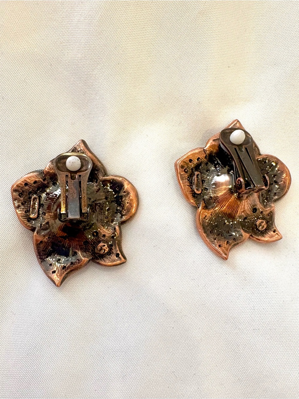 Vintage Bronze Flower Clip Earrings Cat’s Eye Champagne Rhinestones EUC - Picture 3 of 4